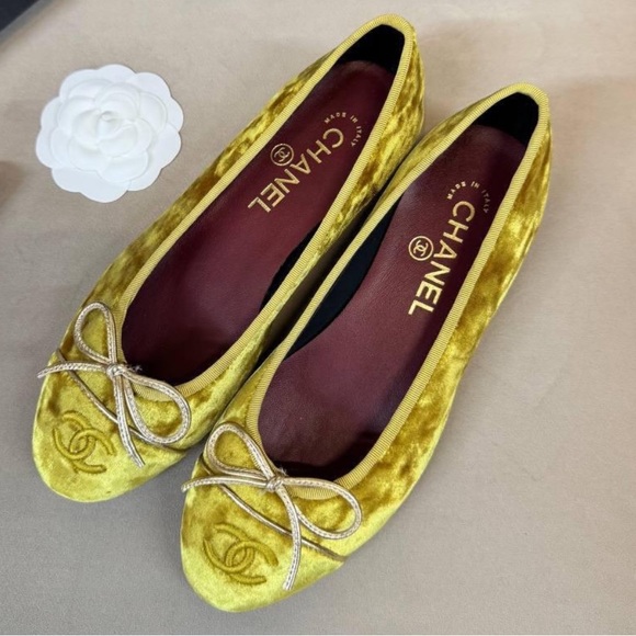 Chanel Yellow Velvet CC Logo Ballet Flats 39